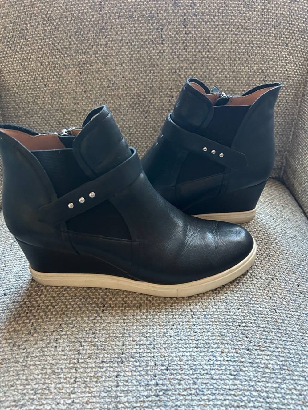 Linea Paolo Freshton Women's Wedge 
Sneaker ankle boots. 9M
